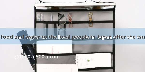 Many volunteers  food and water to the local people in Japan after the tsunami(海啸)A. cut o