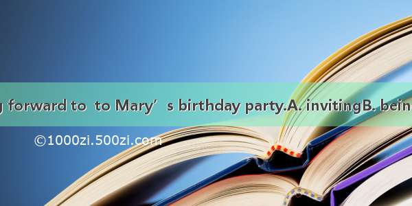 Tina was looking forward to  to Mary’s birthday party.A. invitingB. being invitedC. invite